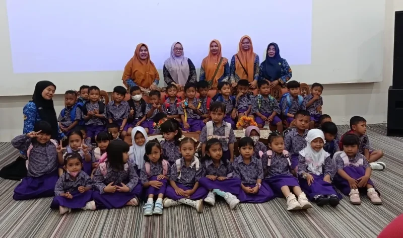Puluhan murid TKN Pembina Painan bersama guru pendamping dan petugas Dinas Perpustakaan dan Kearsipan Kabupaten Pesisir Selatan berfoto bersama usai mengikuti kunjungan edukasi. (Foto: Dok. Dinas Perpustakaan)