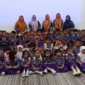 Puluhan murid TKN Pembina Painan bersama guru pendamping dan petugas Dinas Perpustakaan dan Kearsipan Kabupaten Pesisir Selatan berfoto bersama usai mengikuti kunjungan edukasi. (Foto: Dok. Dinas Perpustakaan)