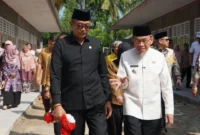 Wakil Wali Kota Padang Maigus Nasir mendampingi Ketua Komisi X DPR RI Agung Widyantoro meninjau rehabilitasi sekolah yang terdampak bencana pada November 2025 lalu. (Foto: Pemko Padang)