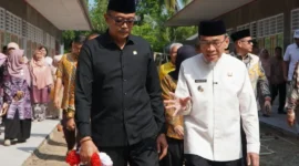 Wakil Wali Kota Padang Maigus Nasir mendampingi Ketua Komisi X DPR RI Agung Widyantoro meninjau rehabilitasi sekolah yang terdampak bencana pada November 2025 lalu. (Foto: Pemko Padang)