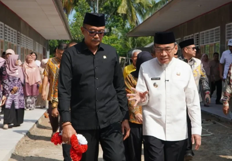 Wakil Wali Kota Padang Maigus Nasir mendampingi Ketua Komisi X DPR RI Agung Widyantoro meninjau rehabilitasi sekolah yang terdampak bencana pada November 2025 lalu. (Foto: Pemko Padang)