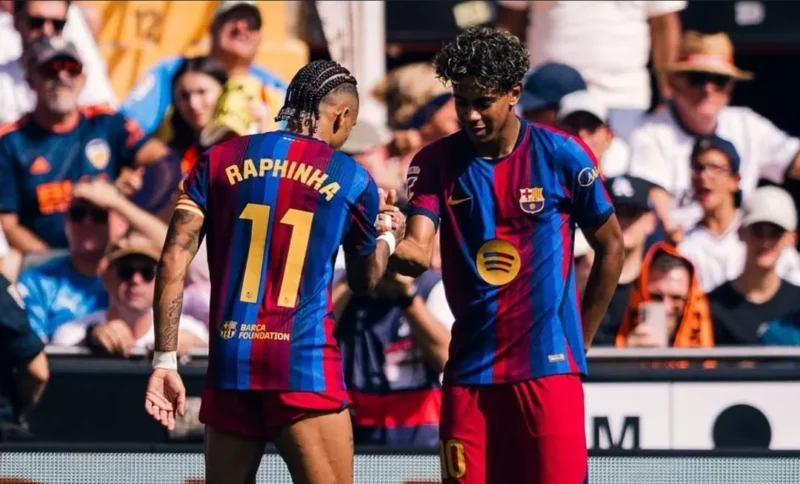 Lamine Yamal dan Raphinha mencetak gol untuk Barcelona saat menghadapi Valencia dalam lanjutan LaLiga. Barcelona menang telak 5-0 atas Valencia. (Foto: IG @fcbarcelona)