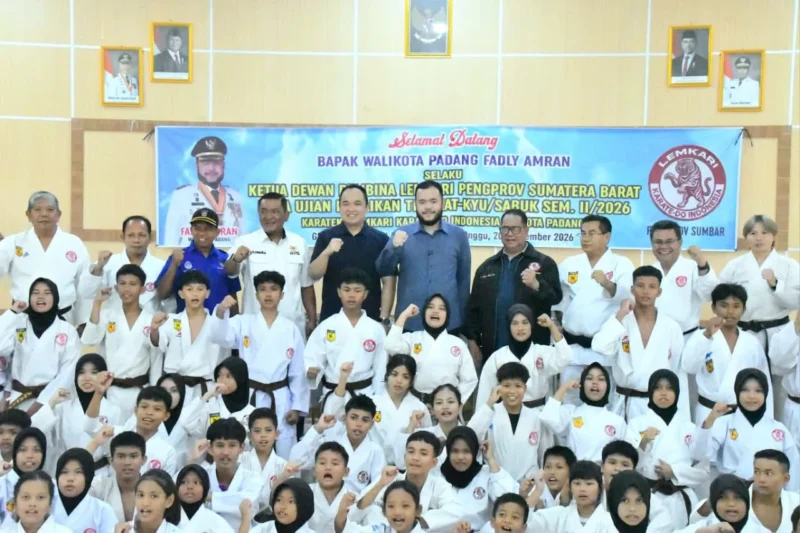 Wali Kota Padang, Fadly Amran membuka Ujian Kenaikan Tingkat-Kyu/Sabuk Semester II Tahun 2026 Lemkari Padang di Gedung BKOM dan Pelkes Sumbar, Minggu (20/9/2026). (Foto: Pemko Padang)