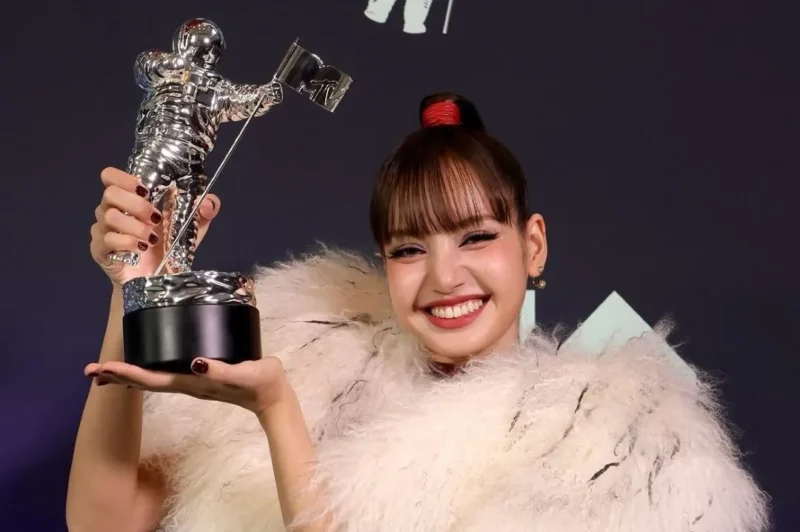 Lisa BLACKPINK memenangkan Best Pop di MTV VMAs 2026. (Foto: IG @vmas)