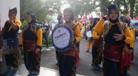 Kontingen TP-PKK Kota Padang tampil memukau dalam Lomba Defile Jambore PKK tingkat Sumbar 2026 di Halaman Istana Bung Hatta, Bukittinggi, Rabu (3/9/2026). (Foto: Pemko Padang)