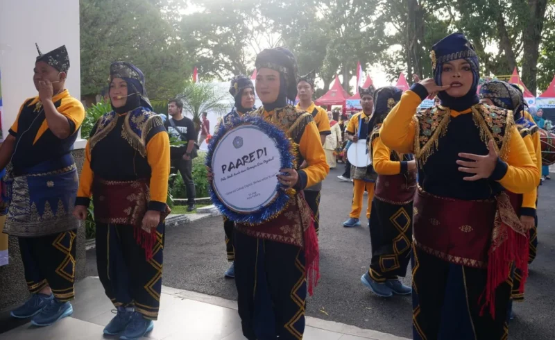 Kontingen TP-PKK Kota Padang tampil memukau dalam Lomba Defile Jambore PKK tingkat Sumbar 2026 di Halaman Istana Bung Hatta, Bukittinggi, Rabu (3/9/2026). (Foto: Pemko Padang)