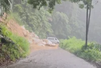 Material longsor menutupi badan jalan di kawasan Kelok 8, Jorong Pasa Maninjau, Kabupaten Agam, Jumat (25/9/2026). (Foto: BPBD Agam)