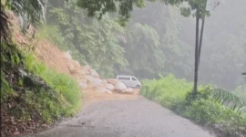 Material longsor menutupi badan jalan di kawasan Kelok 8, Jorong Pasa Maninjau, Kabupaten Agam, Jumat (25/9/2026). (Foto: BPBD Agam)