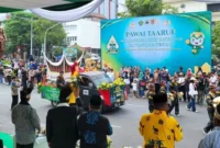 Khafilah Sumbar membawa miniatur Masjid Raya Syekh Ahmad Khatib saat Pawai Ta’aruf MTQ ke-XXXI Nasional di Semarang, Jawa Tengah, Sabtu (12/9/2026). (Foto: Adpsb)