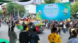 Khafilah Sumbar membawa miniatur Masjid Raya Syekh Ahmad Khatib saat Pawai Ta’aruf MTQ ke-XXXI Nasional di Semarang, Jawa Tengah, Sabtu (12/9/2026). (Foto: Adpsb)