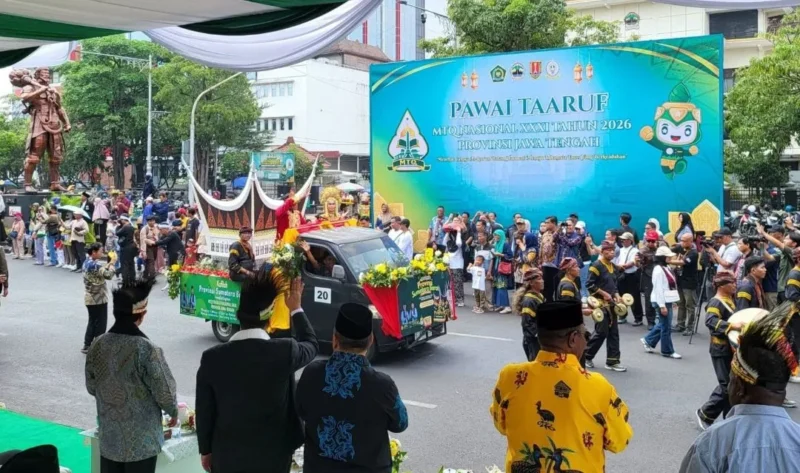 Khafilah Sumbar membawa miniatur Masjid Raya Syekh Ahmad Khatib saat Pawai Ta’aruf MTQ ke-XXXI Nasional di Semarang, Jawa Tengah, Sabtu (12/9/2026). (Foto: Adpsb)