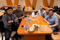 Manajer Semen Padang FC, Braditi Moulevey bersilaturahmi bersama Pelatih Kepala Semen Padang FC Nil Maizar, Penasihat Teknis Semen Padang FC Suhatman Imam dan pelatih sepak bola asal Sumbar, Indra Sjafri. (Foto: Ist)