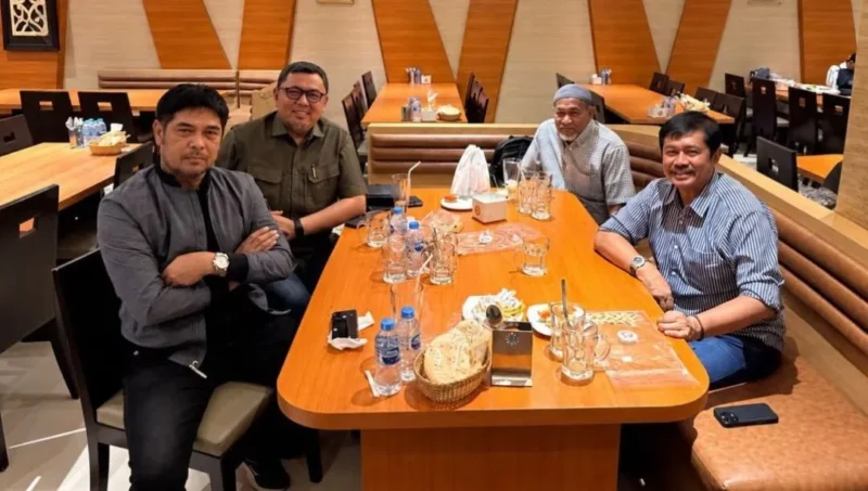 Manajer Semen Padang FC, Braditi Moulevey bersilaturahmi bersama Pelatih Kepala Semen Padang FC Nil Maizar, Penasihat Teknis Semen Padang FC Suhatman Imam dan pelatih sepak bola asal Sumbar, Indra Sjafri. (Foto: Ist)