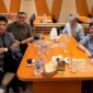 Manajer Semen Padang FC, Braditi Moulevey bersilaturahmi bersama Pelatih Kepala Semen Padang FC Nil Maizar, Penasihat Teknis Semen Padang FC Suhatman Imam dan pelatih sepak bola asal Sumbar, Indra Sjafri. (Foto: Ist)