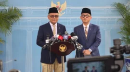 Menhaj Mochamad Irfan Yusuf dan Wamenhaj Dahnil Anzar Simanjuntak memberikan keterangan pers di Istana Merdeka, Jakarta, Senin (28/9/2026). (Foto: BPMI Setpres)