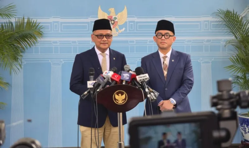 Menhaj Mochamad Irfan Yusuf dan Wamenhaj Dahnil Anzar Simanjuntak memberikan keterangan pers di Istana Merdeka, Jakarta, Senin (28/9/2026). (Foto: BPMI Setpres)