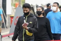 Abu vulkanik Gunung Anak Krakatau menyebar ke sejumlah wilayah. Menkes mengimbau warga batasi aktivitas di luar rumah. (Foto: Kemenkes)