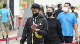 Abu vulkanik Gunung Anak Krakatau menyebar ke sejumlah wilayah. Menkes mengimbau warga batasi aktivitas di luar rumah. (Foto: Kemenkes)