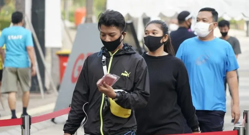 Abu vulkanik Gunung Anak Krakatau menyebar ke sejumlah wilayah. Menkes mengimbau warga batasi aktivitas di luar rumah. (Foto: Kemenkes)