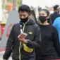 Abu vulkanik Gunung Anak Krakatau menyebar ke sejumlah wilayah. Menkes mengimbau warga batasi aktivitas di luar rumah. (Foto: Kemenkes)