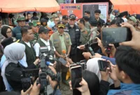 Menko PMK Pratikno meninjau wilayah terdampak banjir bandang atau galodo di Kabupaten Solok, Sumbar, Kamis (24/9/2026). (Foto: Adpsb)