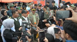 Menko PMK Pratikno meninjau wilayah terdampak banjir bandang atau galodo di Kabupaten Solok, Sumbar, Kamis (24/9/2026). (Foto: Adpsb)