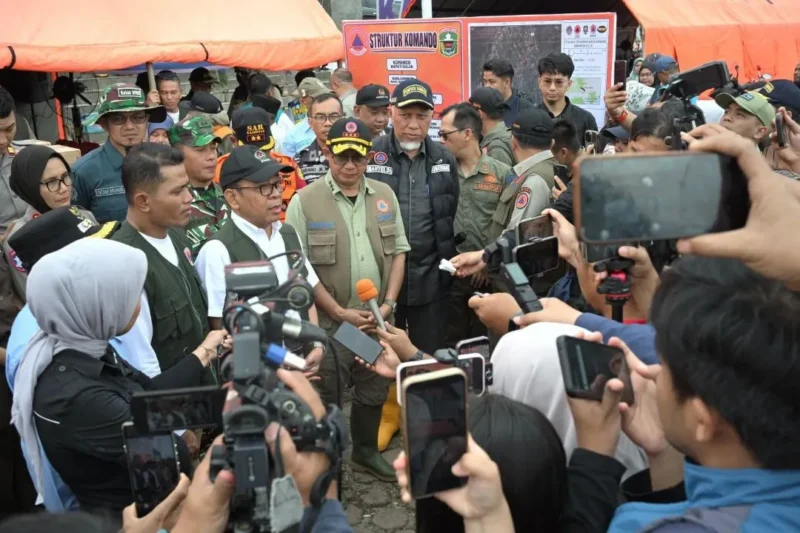 Menko PMK Pratikno meninjau wilayah terdampak banjir bandang atau galodo di Kabupaten Solok, Sumbar, Kamis (24/9/2026). (Foto: Adpsb)
