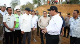Mentan Andi Amran Sulaiman saat kunjungan kerja di Bone, Sulawesi Selatan, Jumat (25/9). (Foto: Ditjen PKH Kementan)