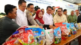 Mentan Amran Sulaiman dalam ekspos hasil pemeriksaan beras fortifikasi di Kantor Pusat Kementan, Jakarta, Selasa (15/9). (Foto: Ditjen PKH Kementan)
