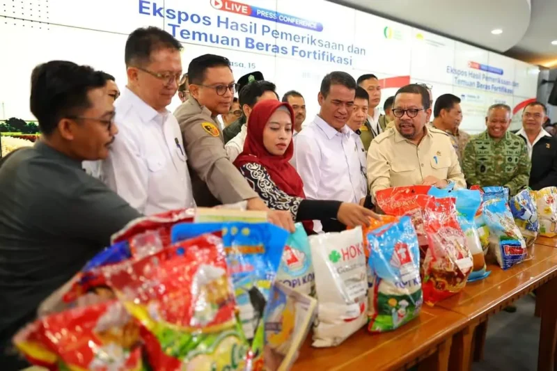 Mentan Amran Sulaiman dalam ekspos hasil pemeriksaan beras fortifikasi di Kantor Pusat Kementan, Jakarta, Selasa (15/9). (Foto: Ditjen PKH Kementan)