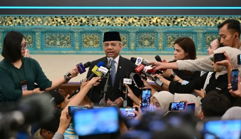 Menteri Keuangan Suahasil Nazara memberikan keterangan pers di Istana Negara, Jakarta, Senin (14/9/2026). (Foto: BPMI Setpres)
