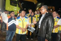 Menteri PU Dody Hanggodo meninjau penanganan pascabanjir bandang di kawasan Arosuka, Kabupaten Solok, Sumbar, Selasa (29/9/2026) malam. (Foto: Kementerian PU)