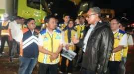 Menteri PU Dody Hanggodo meninjau penanganan pascabanjir bandang di kawasan Arosuka, Kabupaten Solok, Sumbar, Selasa (29/9/2026) malam. (Foto: Kementerian PU)