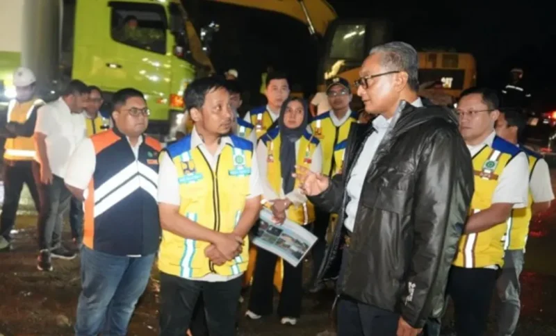 Menteri PU Dody Hanggodo meninjau penanganan pascabanjir bandang di kawasan Arosuka, Kabupaten Solok, Sumbar, Selasa (29/9/2026) malam. (Foto: Kementerian PU)