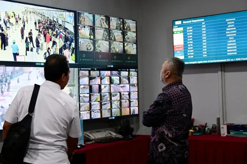 Menteri Perhubungan Dudy Purwagandhi saat memantau situasi di Bandara Soekarno-Hatta, Tangerang Banten, Minggu (6/9). (Foto: Kemenhub)