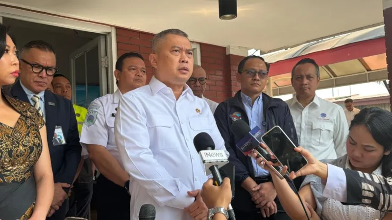 Menteri Perhubungan Dudy Purwagandhi saat memberikan keterangan media di Bandara Soekarno-Hatta, Senin (7/9). (Foto: Kemenhub)