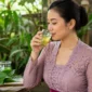 Ilustrasi minum air rebusan daun sirih . (Foto: AI Generated)