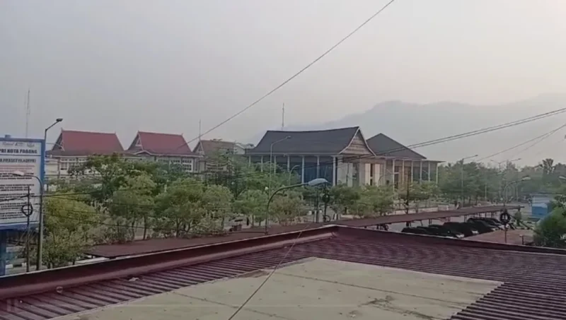 Pemko Padang mengeluarkan imbauan mitigasi kabut asap menyusul menurunnya kualitas udara di wilayah Kota Padang. (Foto: BPBD Padang)
