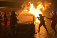 Petugas Damkar Padang memadamkan api yang membakar mobil Mitsubishi Xpander di Jalan Dr. Sutomo, Selasa malam (22/9/2026). (Foto: Damkar Padang)