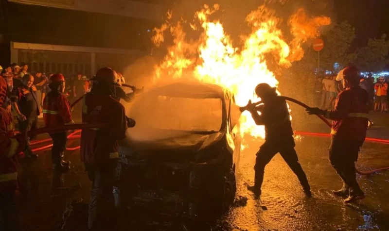Petugas Damkar Padang memadamkan api yang membakar mobil Mitsubishi Xpander di Jalan Dr. Sutomo, Selasa malam (22/9/2026). (Foto: Damkar Padang)