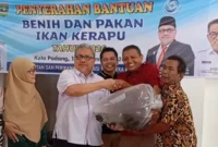 Ketua DPRD Sumbar Muhidi menyerahkan bibit ikan kerapu dan pakan kepada Pokdakan Teluk Buo Indah. (Foto: Ist) 