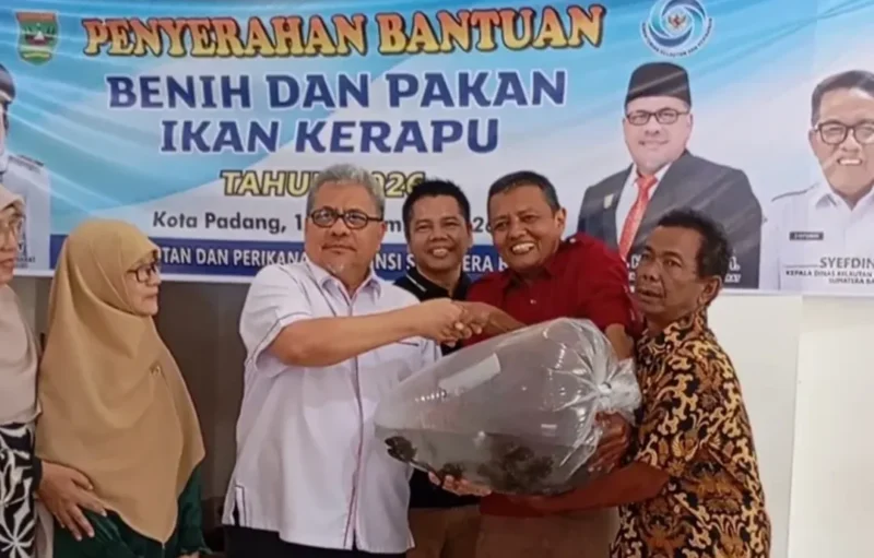 Ketua DPRD Sumbar Muhidi menyerahkan bibit ikan kerapu dan pakan kepada Pokdakan Teluk Buo Indah. (Foto: Ist) 