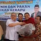 Ketua DPRD Sumbar Muhidi menyerahkan bibit ikan kerapu dan pakan kepada Pokdakan Teluk Buo Indah. (Foto: Ist) 