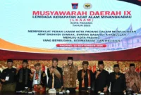 Wali Kota Padang, Fadly Amran membuka Musda IX LKAAM Padang di Aula Bagindo Aziz Chan, Balai Kota Padang, Selasa (22/9/2026). (Foto: Pemko Padang)