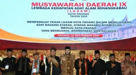 Wali Kota Padang, Fadly Amran membuka Musda IX LKAAM Padang di Aula Bagindo Aziz Chan, Balai Kota Padang, Selasa (22/9/2026). (Foto: Pemko Padang)