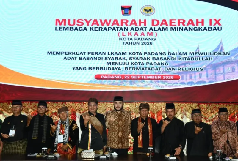 Wali Kota Padang, Fadly Amran membuka Musda IX LKAAM Padang di Aula Bagindo Aziz Chan, Balai Kota Padang, Selasa (22/9/2026). (Foto: Pemko Padang)