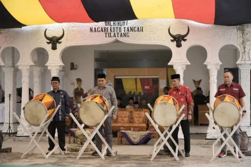 Pembukaan kegiatan pelestarian seni budaya di Medan Nan Bapaneh Kantor Wali Nagari Koto Tangah, Kecamatan Tilatang Kamang, Kabupaten Agam, Sabtu (26/9/2026). (Foto: Adpsb)