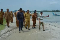 Gubernur Sumbar Mahyeldi Ansharullah mengunjungi nelayan di Pasir Tiku, Nagari Tiku Selatan, Kecamatan Tanjung Mutiara, Kabupaten Agam, Senin (21/9/2026). (Foto: Adpsb)