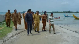 Gubernur Sumbar Mahyeldi Ansharullah mengunjungi nelayan di Pasir Tiku, Nagari Tiku Selatan, Kecamatan Tanjung Mutiara, Kabupaten Agam, Senin (21/9/2026). (Foto: Adpsb)