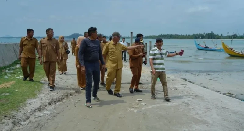 Gubernur Sumbar Mahyeldi Ansharullah mengunjungi nelayan di Pasir Tiku, Nagari Tiku Selatan, Kecamatan Tanjung Mutiara, Kabupaten Agam, Senin (21/9/2026). (Foto: Adpsb)